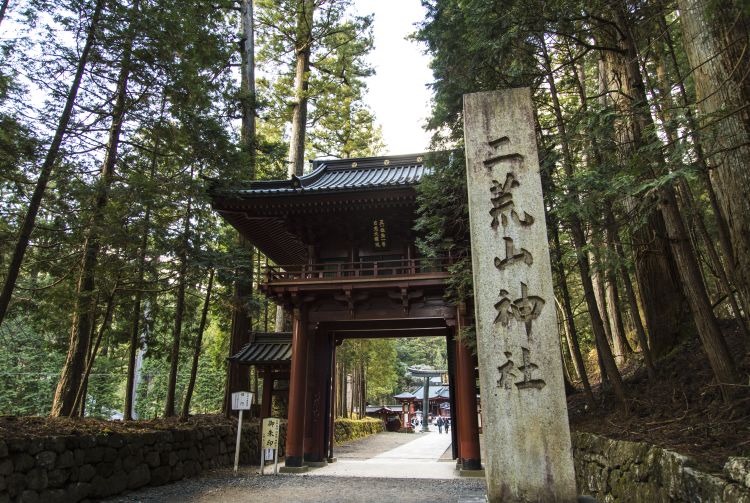 Святилище это. Святилище Футарасан-Дзиндзя святилища Никко. Futarasan Shrine храм. Кибицу-Дзиндзя. Храмовый комплекс Томариору-Дзиндзя.